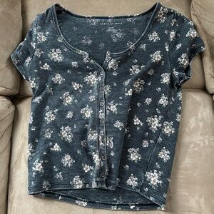 American Eagle pretty floral shirt! Size medium!